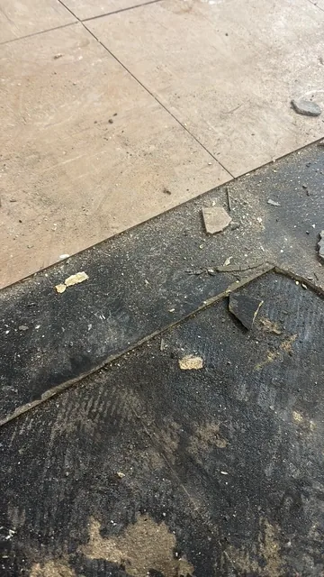 Black bitumen mastic floor removal in a SE3 flat